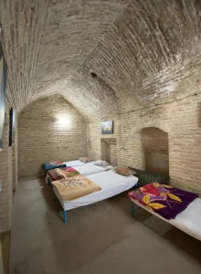 اتاق چهار تخته در کاروانسرای شاه عباسی ده نمک